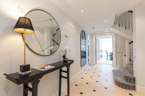 Luxury 6BR Knightsbridge house w/ Parking