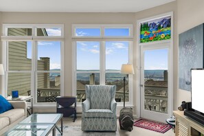 TV, fireplace - Shenandoah Ridge 04 with Wintergreen Advantage (Wintergreen)