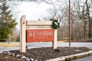 Property grounds - Shenandoah Ridge 04 with Wintergreen Advantage (Wintergreen)