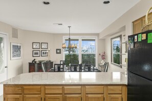 Dining - Shenandoah Ridge 04 with Wintergreen Advantage (Wintergreen)