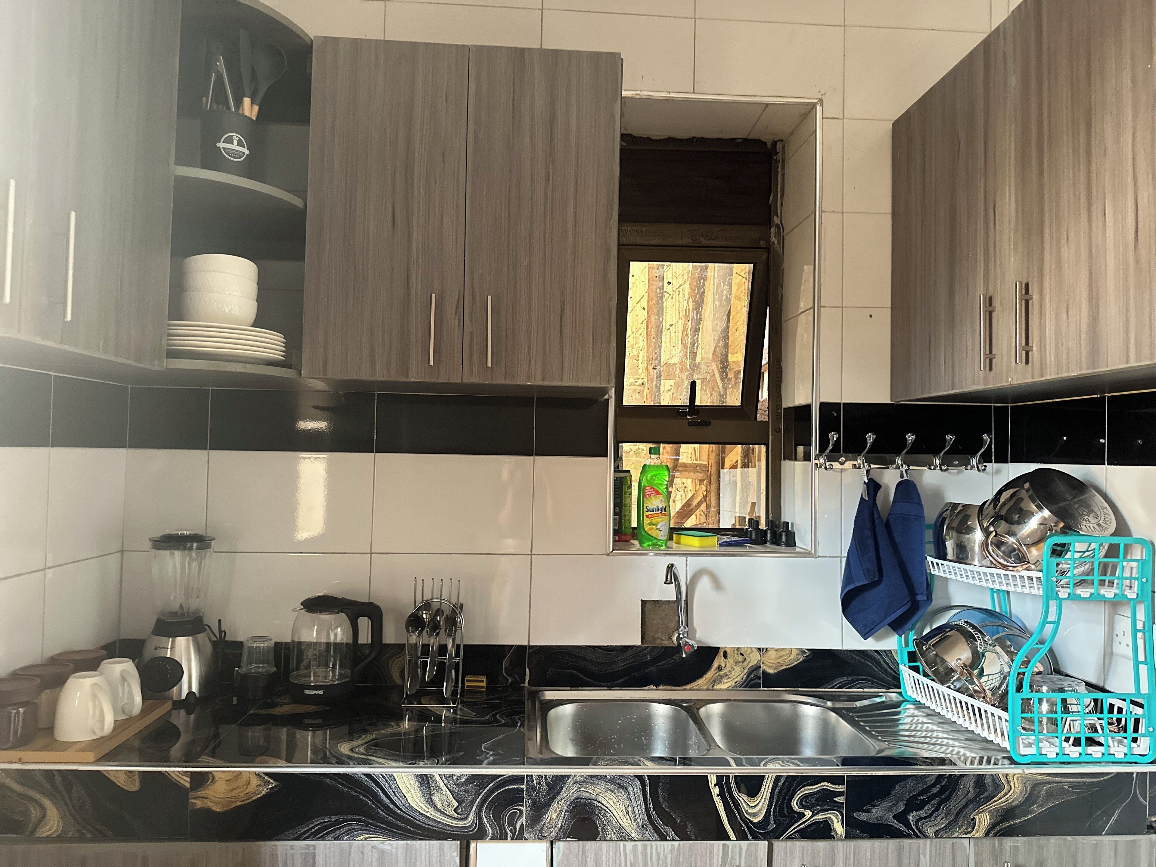 ثلاجة، فرن، موقد طهي مسطح، غلّاية كهربائية