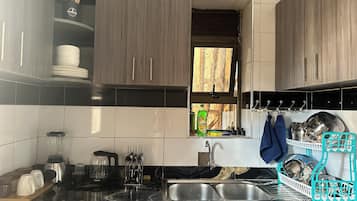 Réfrigérateur, four, plaque de cuisson, bouilloire électrique