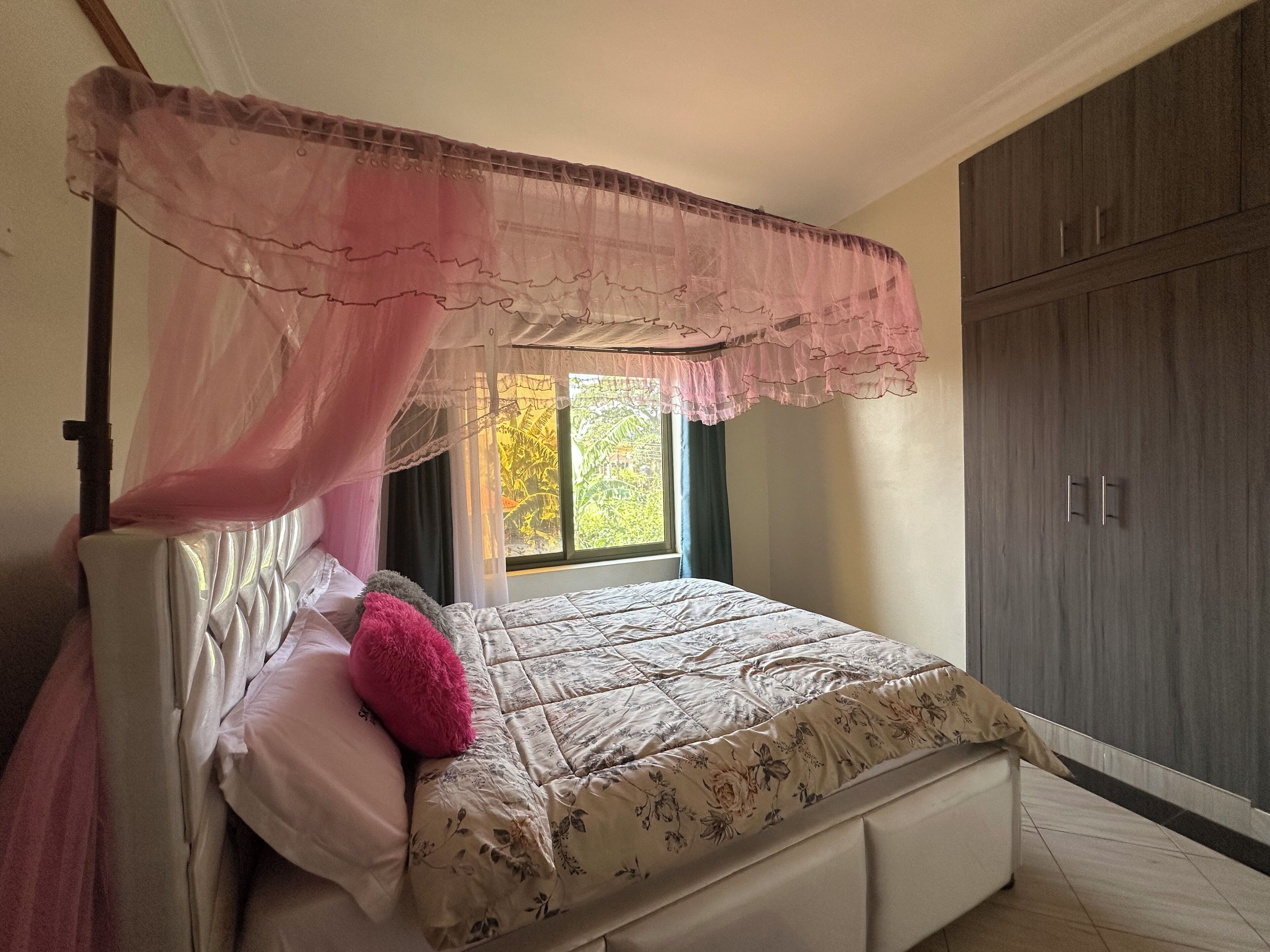 2 عدّة غرف نوم ومكواة/لوح كي وواي فاي مجانًا وملاءات أسرّة