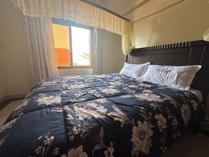 2 slaapkamers, een strijkplank/strijkijzer, gratis wifi, beddengoed