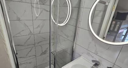 Stylish City Centre Hideaway & Hot Tub