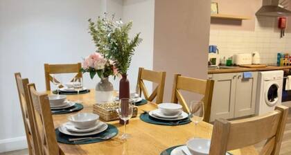 Stylish City Centre Hideaway & Hot Tub