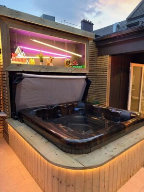 Outdoor spa tub - Stylish City Centre Hideaway & Hot Tub (Galway)