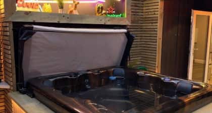 Stylish City Centre Hideaway & Hot Tub