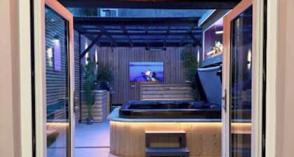 Stylish City Centre Hideaway & Hot Tub
