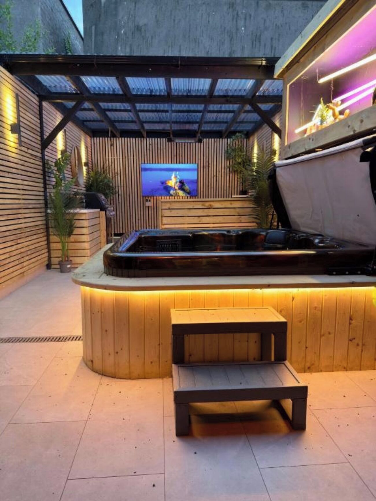 Indoor spa tub
