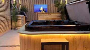 Indoor spa tub
