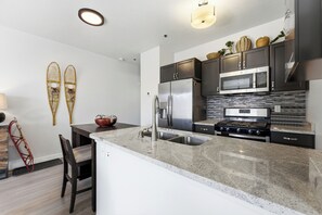 Fridge, microwave, oven, stovetop - Luxury 1BR Mason Condo With Unique Ski Chairr, Resort Amentities, AC (Heber City)