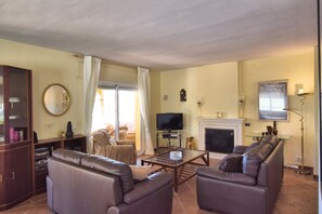 TV, fireplace - Charming villa with private pool in Mijas Costa (Mijas)