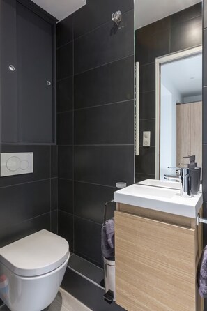 Dusche, Haartrockner, Handtücher, Seife