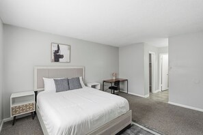 2 habitaciones, escritorio y tabla de planchar con plancha 