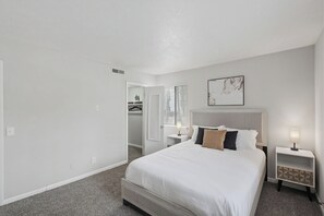 1 bedroom, desk, iron/ironing board, travel cot - Cozy Downtown Stone Mountain Apartment (Stone Mountain)