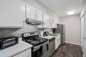 Fridge, microwave, oven, stovetop - Cozy Downtown Stone Mountain Apartment (Stone Mountain)