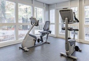 Fitness facility - Cozy Downtown Stone Mountain Apartment (Stone Mountain)