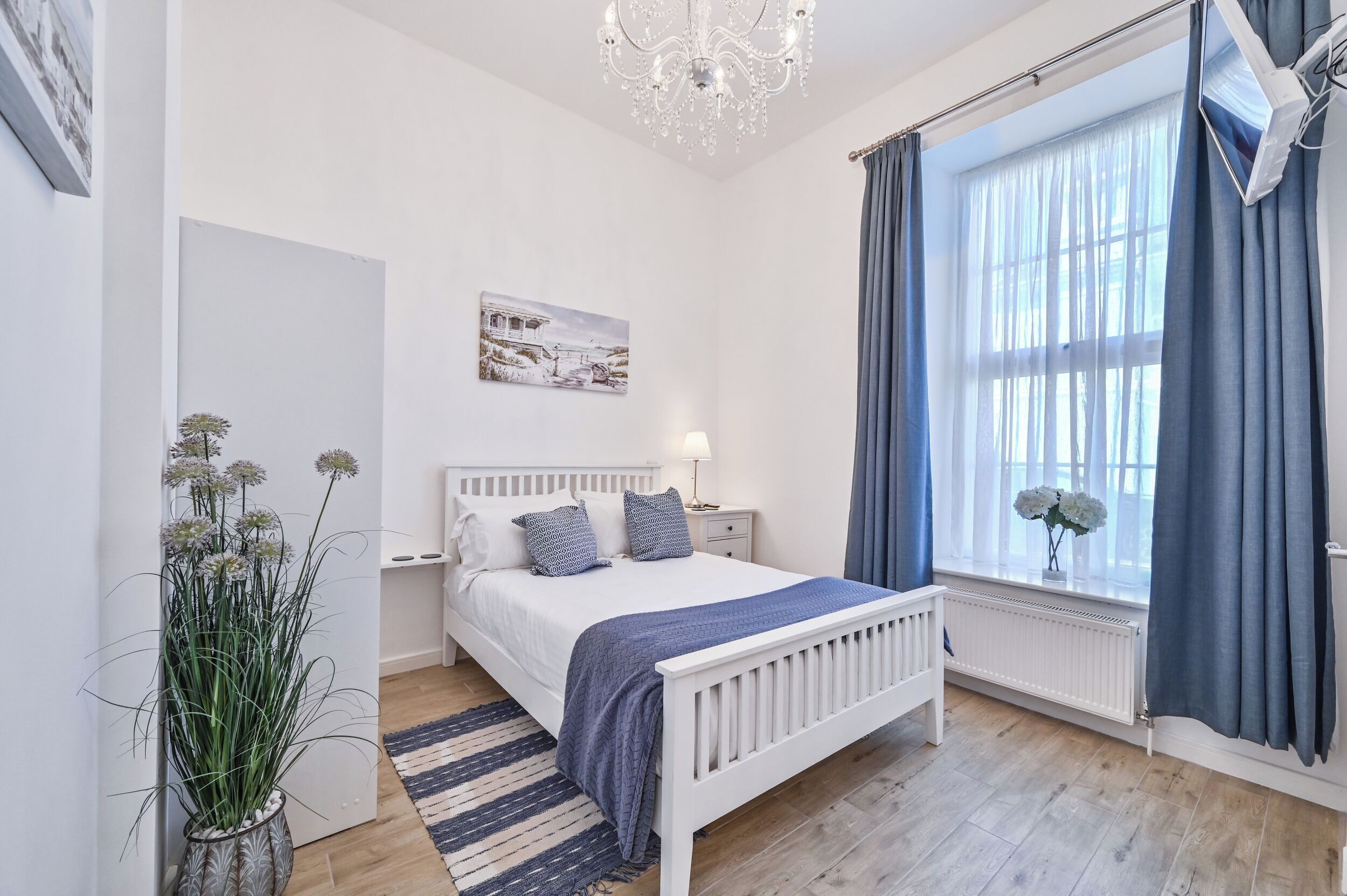 2 Schlafzimmer, individuell dekoriert, individuell eingerichtet
