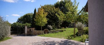 Beautiful private villa for 10 people with WIFI, A/C, hot tub, TV and patio