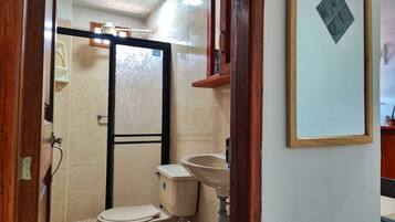 Ducha, toallas, jabón, papel higiénico