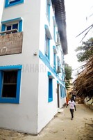 Un edificio con un letrero que dice 