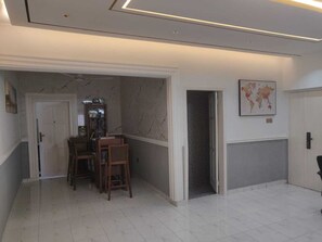 Lobby - Perfect 4-bedroom bungalow with AC in serene Tema neighborhood (Tema)