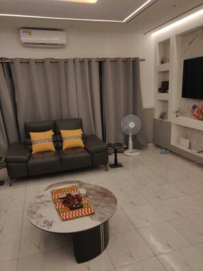 Living area - Perfect 4-bedroom bungalow with AC in serene Tema neighborhood (Tema)