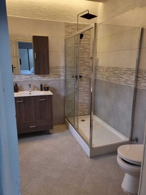 Shower, towels, soap, toilet paper - Perfect 4-bedroom bungalow with AC in serene Tema neighborhood (Tema)