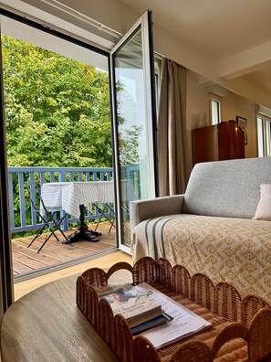 Unclassified image, 2 of 44, button - THE REPAIR NORMAND (Tourgéville)