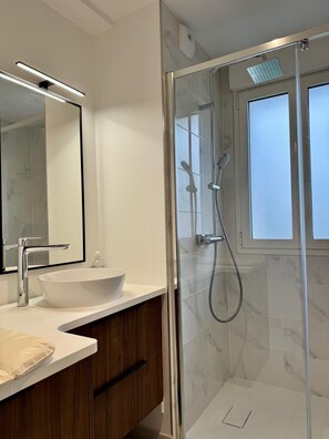 Shower, towels, soap, toilet paper - THE REPAIR NORMAND (Tourgéville)