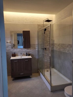 Shower, towels, soap, toilet paper - Ghanastays a very modern and stylish House with all the amenities to relax. (Tema)
