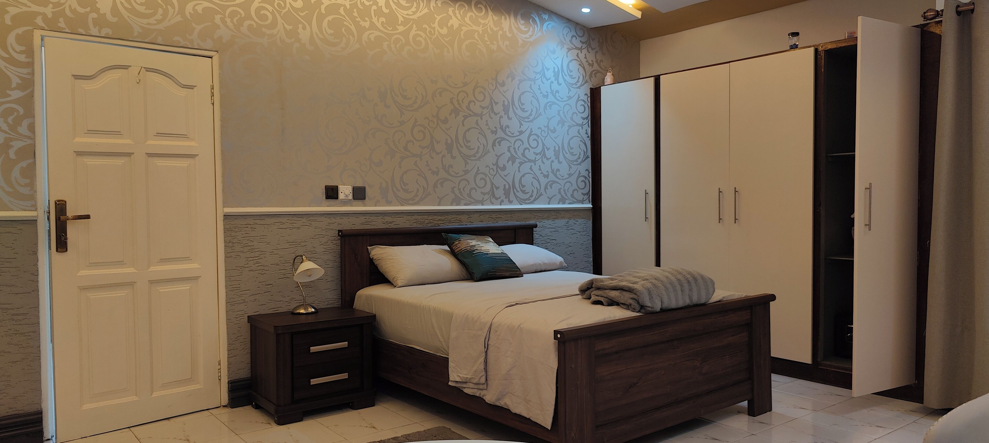 4 bedrooms, iron/ironing board, WiFi, bed sheets