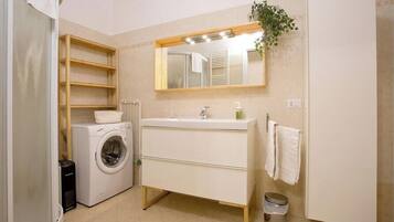 Douche, bidet, serviettes fournies