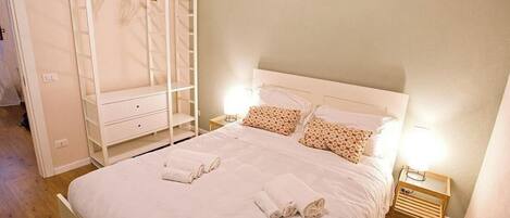 2 habitaciones y tabla de planchar con plancha