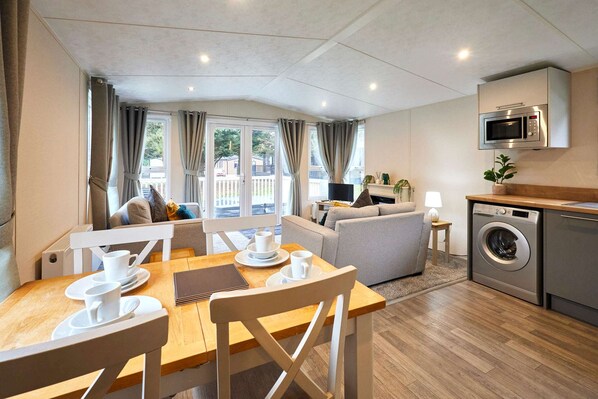 A modern apartment with a dining area, living room, and kitchen. - Host Stay Dakota Lodge (York)