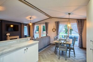 3 bedrooms - Host Stay Oakwood Lodge (York)