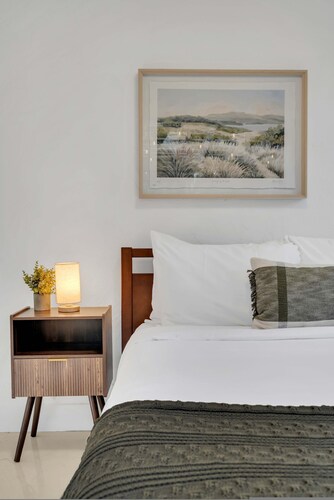 Spacious Stylish 2BR Retreat Near Victoria Park