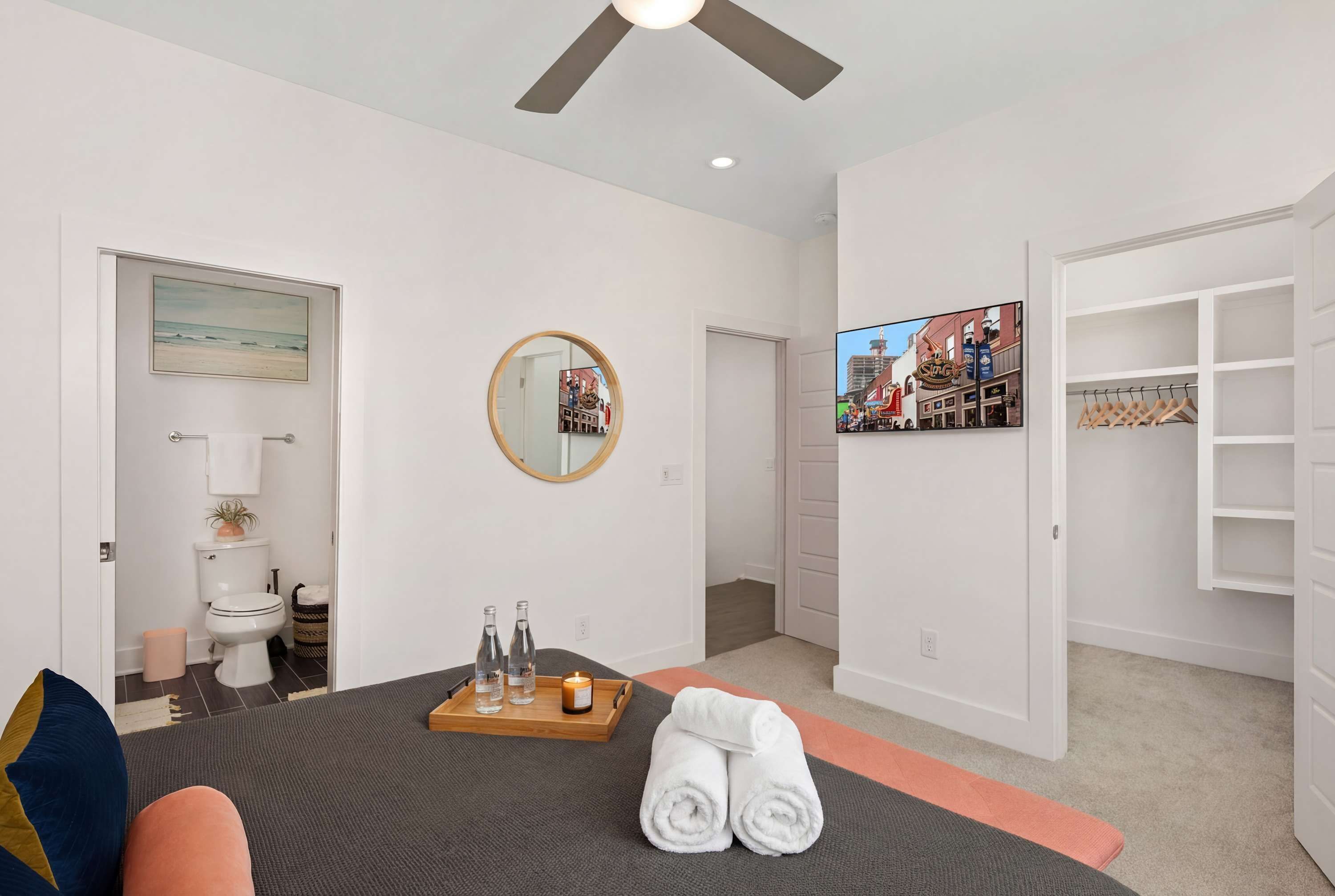 Une chambre d’hôtel moderne équipée d’un lit, d’une petite salle de bain, d’une télévision et d’un placard.