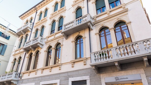 Un edificio storico con balconi decorati e ampie finestre.