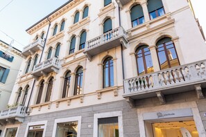 A historic building with ornate balconies and large windows. - Storica ed elegante residenza Catullo (Verona)
