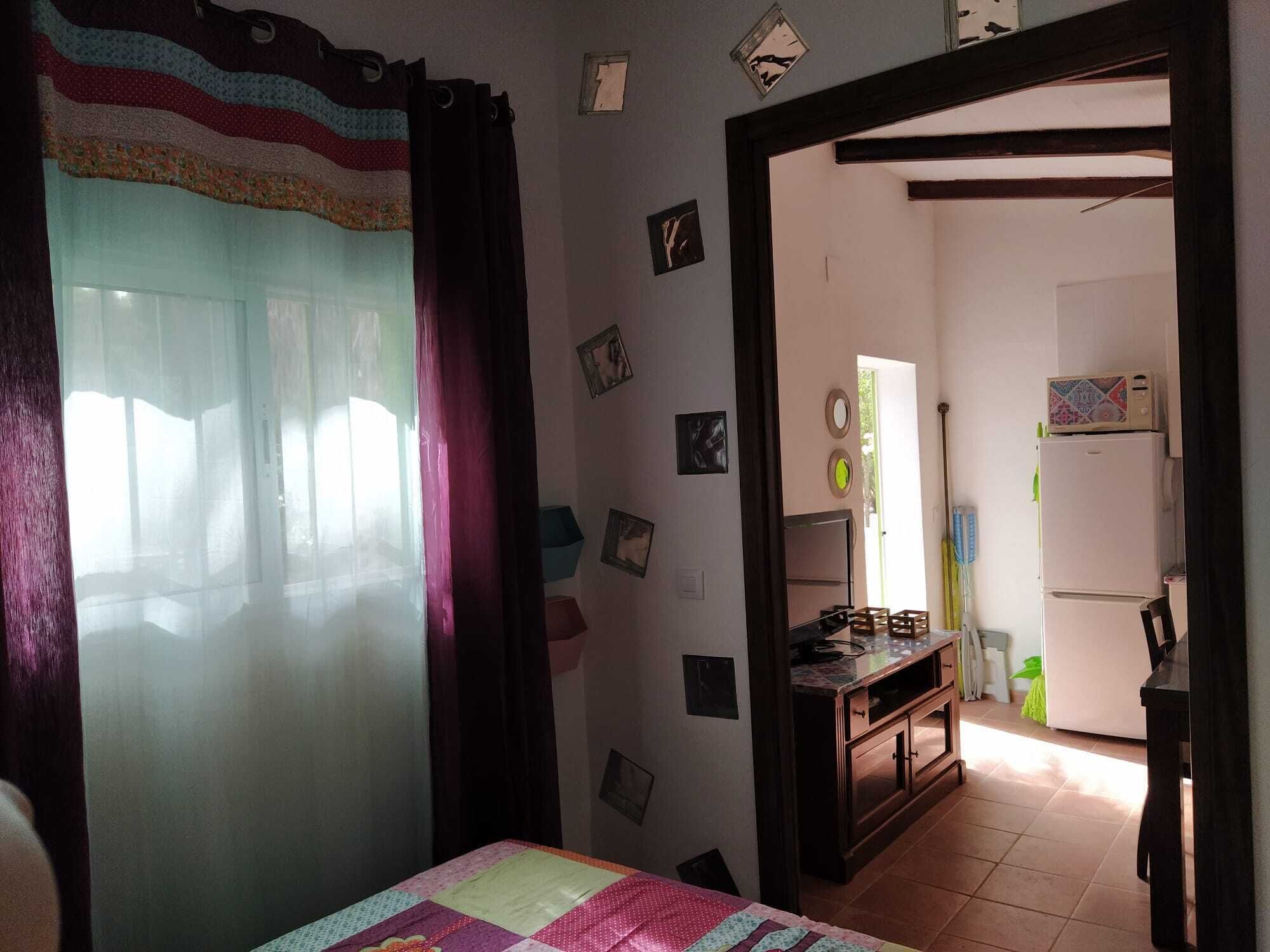 Tabla de planchar con plancha, wifi, ropa de cama