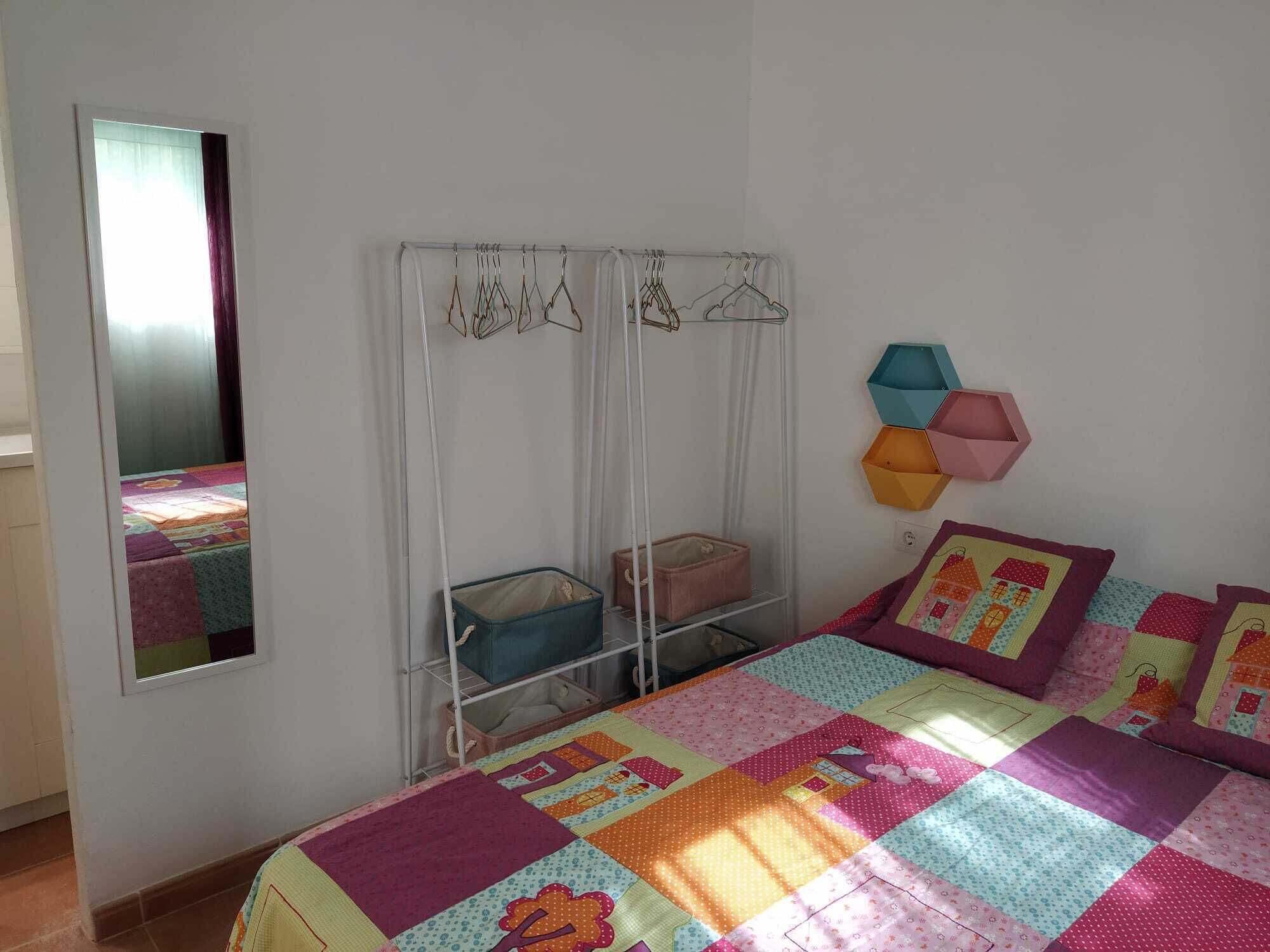 Een strijkplank/strijkijzer, wifi, beddengoed, rolstoeltoegankelijk