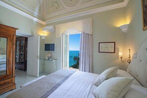 4 bedrooms, in-room safe, iron/ironing board, travel cot - Luxury Historic Villa, Heated Jacuzzi, Lemon Garden & Stunning Amalfi Sea Views (Amalfi)