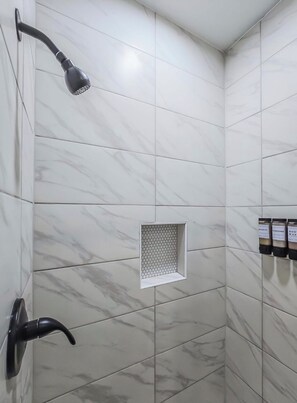 Regadera, secadora de cabello, toallas, jabón 