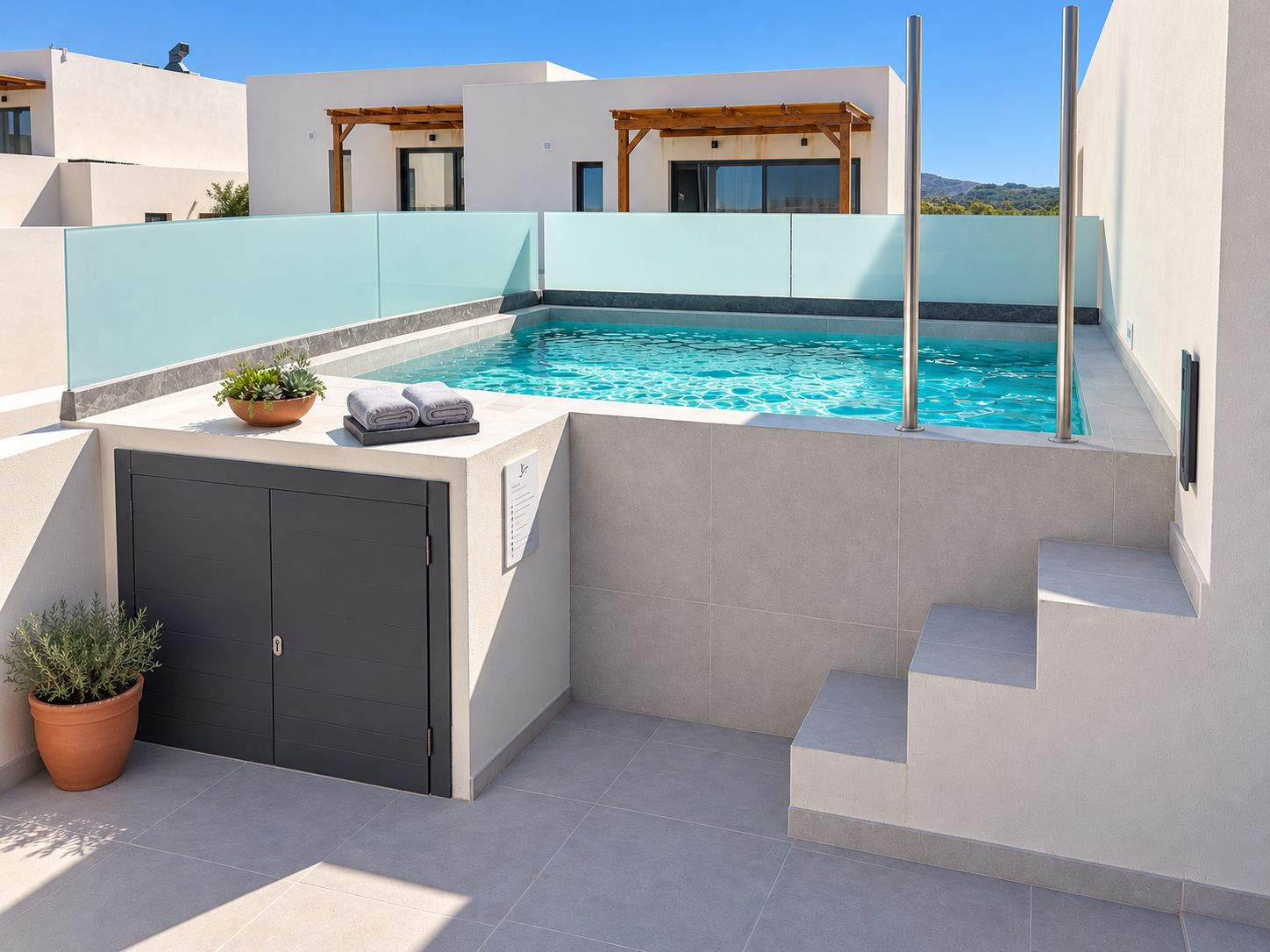 Uma área moderna com piscina ao ar livre, espaço de estar integrado, um pequeno jardim e escadaria para um andar superior.