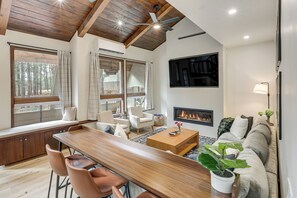 House (4 Bedrooms) | Interior - Forest-view Group Getaway, 4 Mi to Dtwn Flagstaff (Flagstaff)