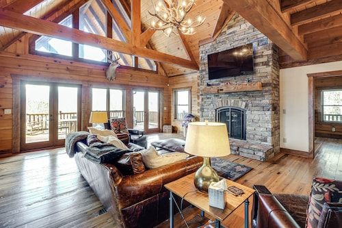 Game Room + Deck: Spacious Spruce Pine Retreat!