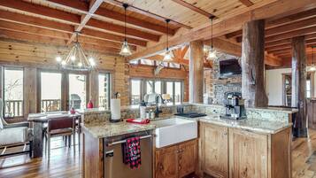 House (5 Bedrooms) | Interior