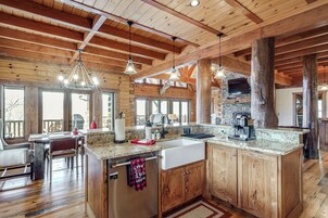 House (5 Bedrooms) | Interior